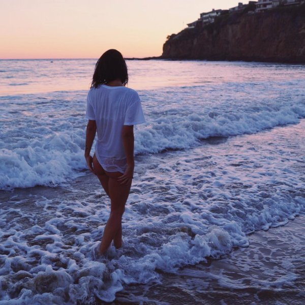 Девушка с длинными волосами у моря