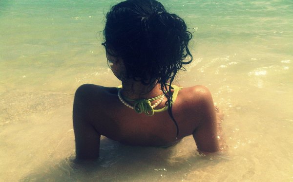 Брюнетка со спины на природе