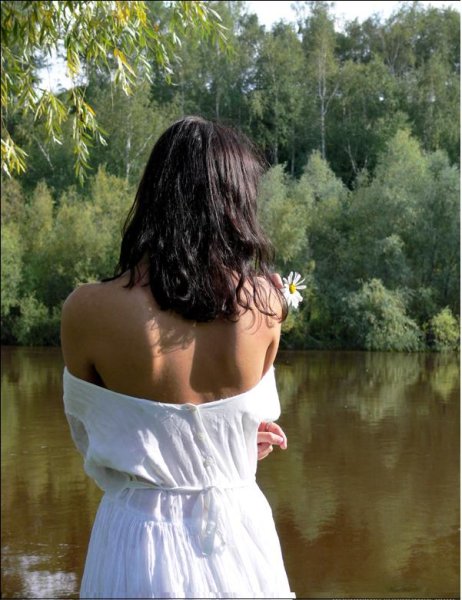 Брюнетка с длинными волосами на море