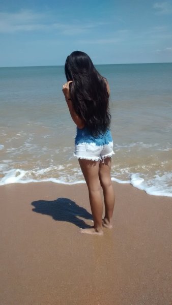 Девушка на природе со спины