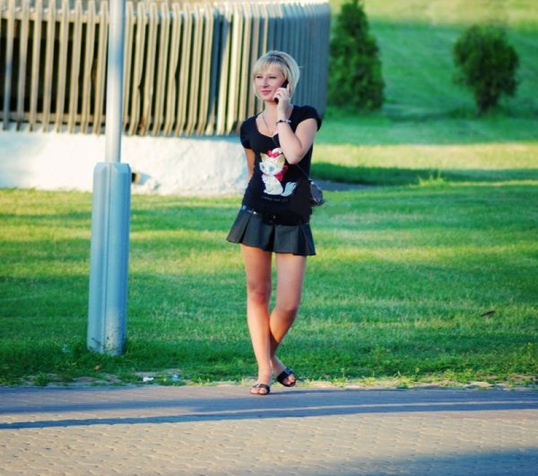 Девушки в коротких юбках на улице