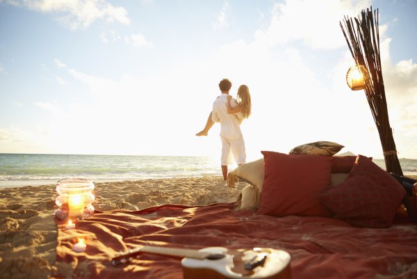 Влюбленные на берегу моря