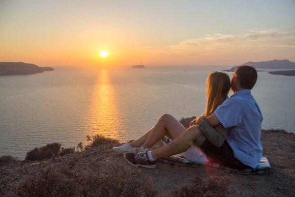 Пара на берегу озера