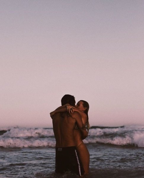 Влюбленная пара на море