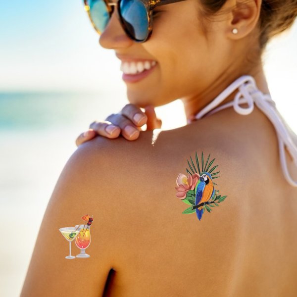 Девушка в шляпе на море