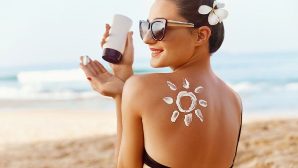 Девушка загорает на солнце