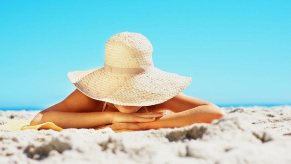 Крем для загара на пляже