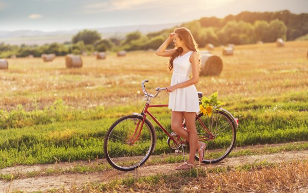Девушка на велосипеде в поле