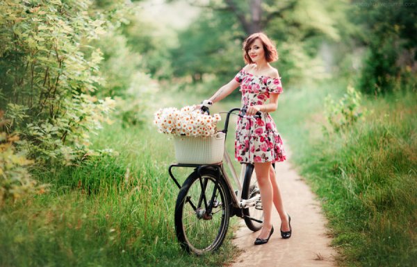 Девушка на велосипеде с корзинкой