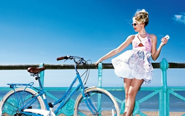 Девушка на велосипеде на море