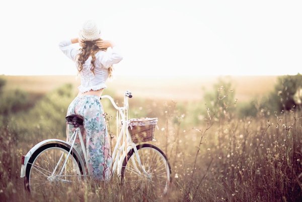 Девушка на велосипеде