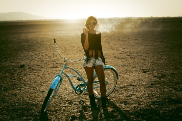 Девушка на велосипеде атмосферное