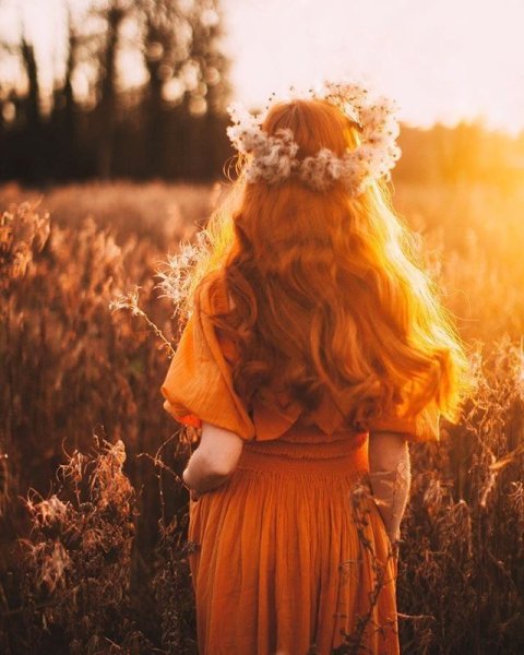 Рыжая кудрявая со спины