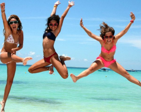 Три девушки на море