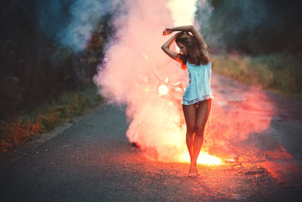 Девушка в дыму