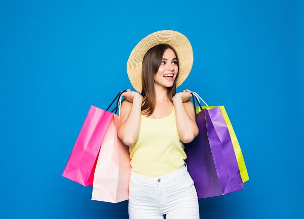 Девушка с пакетами