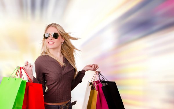 Девушка с покупками