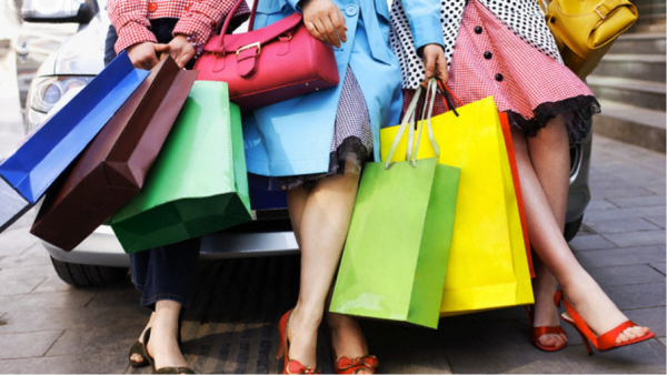 Девушка с покупками