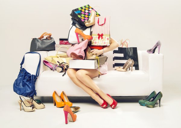 Девушка с пакетами