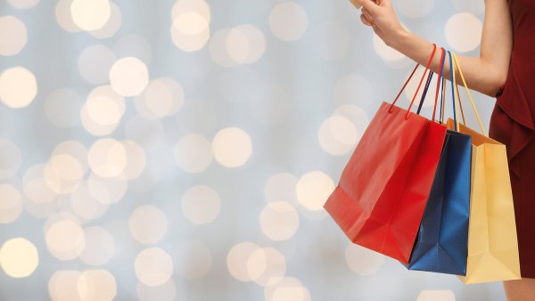 Корзина с покупками на пляже