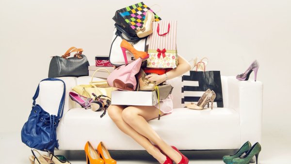 Девушка с пакетами шоппинг