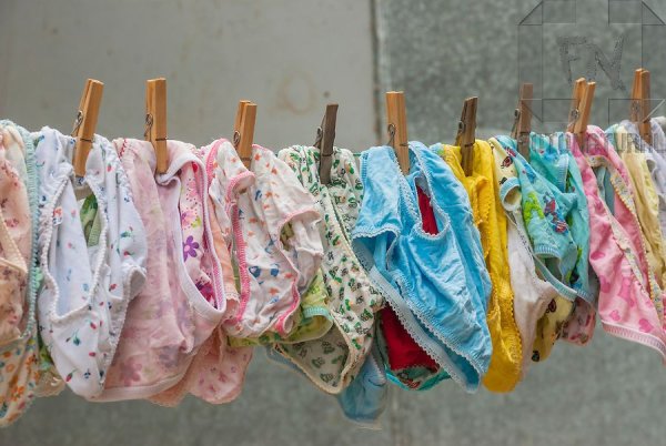 Женское белье на бельевой веревке