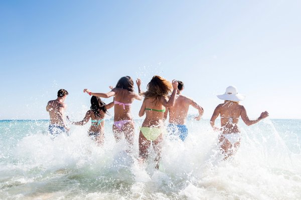 Молодежь на море