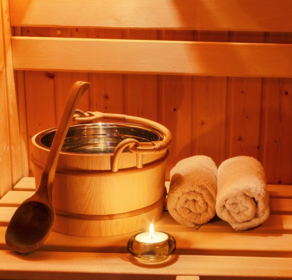 Девушки в парной с вениками