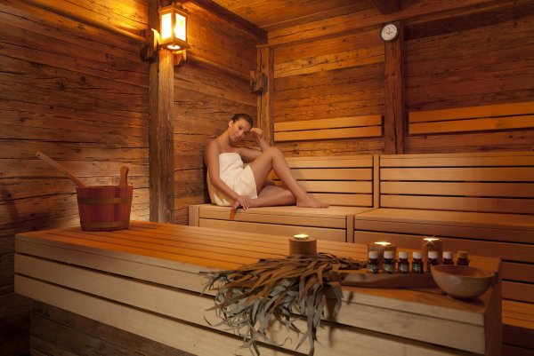 Избушка у таежной реки