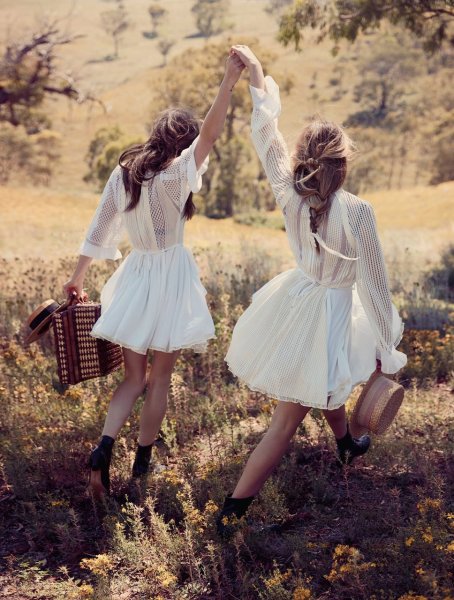 Велосипед в поле с цветами