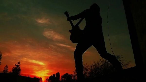 Гитарист на закате