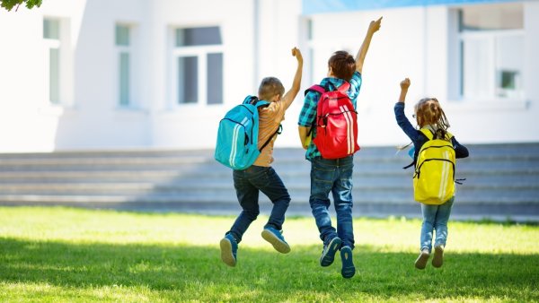 Дети бегут из школы