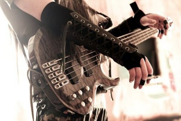 Девушка с гитарой