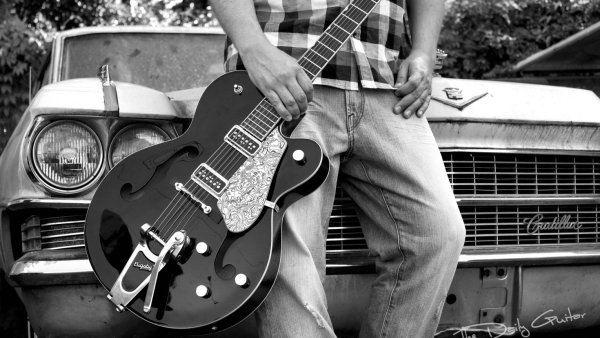 Гитарист на фоне природы