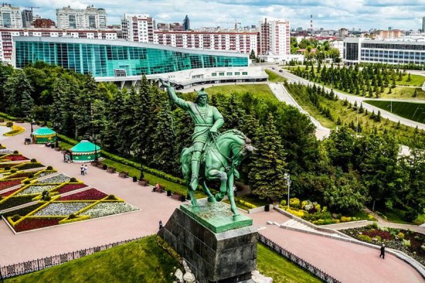 Уфа памятник Салавату Юлаеву и конгресс Холл
