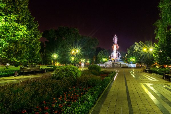 Екатерининский сквер Краснодар ночью