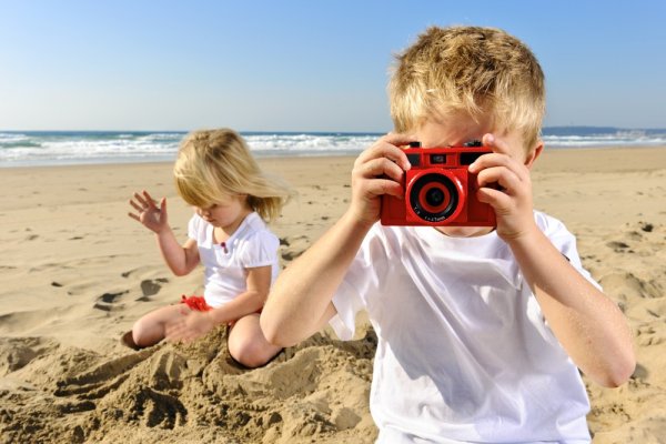 Человек фотографирует природу