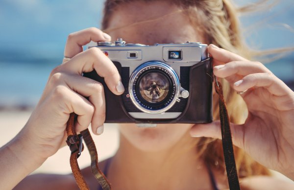 Человек фотографирует природу