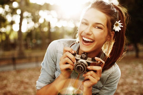 Фотоаппарат на траве