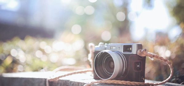 Фотоаппарат и цветы