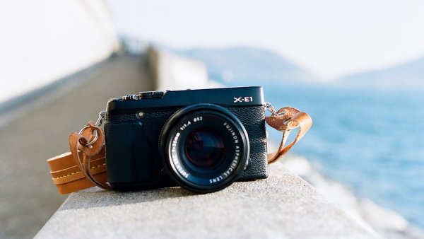 Девушка с фотоаппаратом в поле