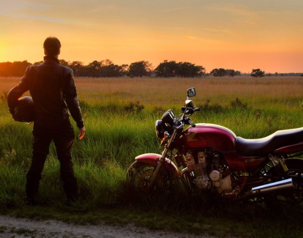 Пейзаж с мотоциклом