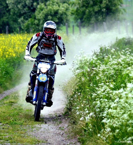 Человек на мотоцикле