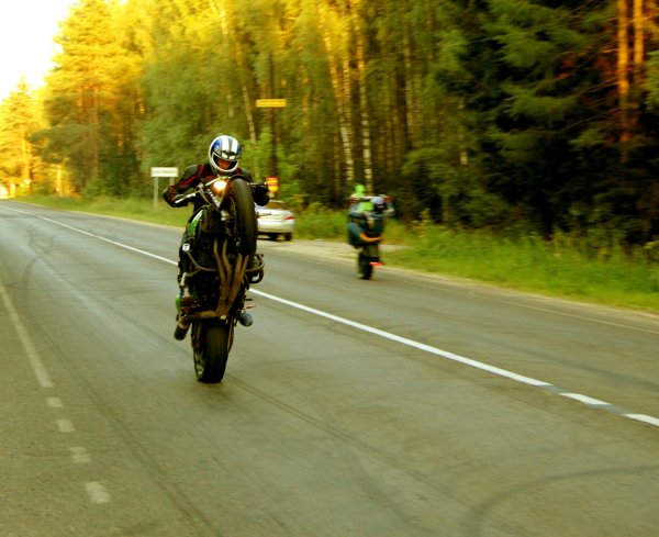 Мужчина едет на мотоцикле