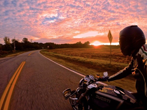 Мотоцикл на дороге