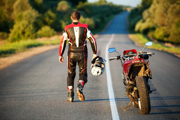 Мотоциклист на дороге