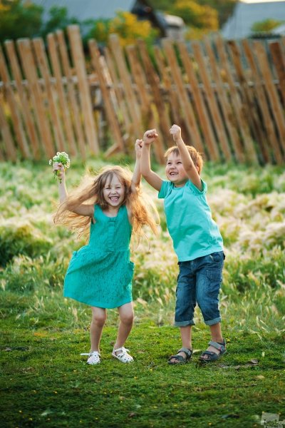 Дети радуются