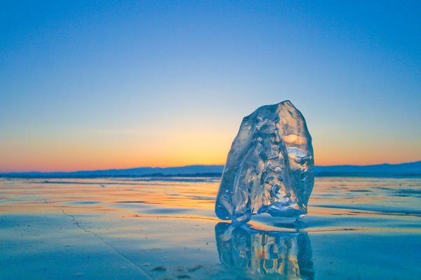 Ледяная гладь Байкала