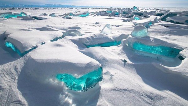 Озеро Байкал зимой