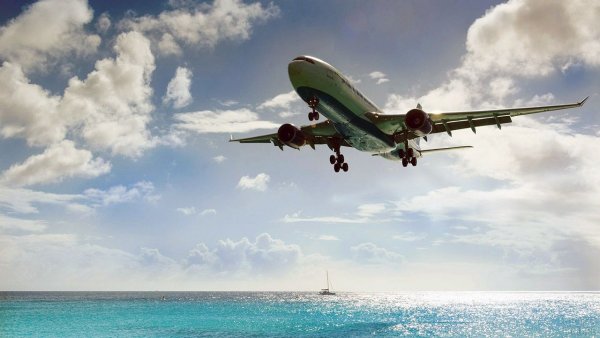 Девочка с самолетиком на пляже